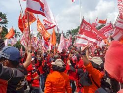Ribuan Buruh Geruduk Kantor Gubernur Sumsel