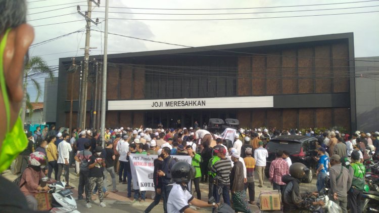 Holywings Palembang yang sudah berganti nama menjadi Joji Meresahkan didemo masyarakat