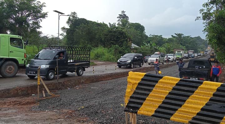 Perbaikan jalan lingkar Kota Prabumulih terkendala cuaca yang sering turun hujan