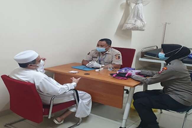 Habib Rizieq Shihab ketika dilakukan pemeriksaan oleh tim dokter Polri, saat menjalani masa penahanan di Rutan Bareskrim. foto: dokumen/Ist--