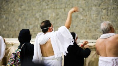 Ilustrasi jemaah haji melempar jumrah di Mina--