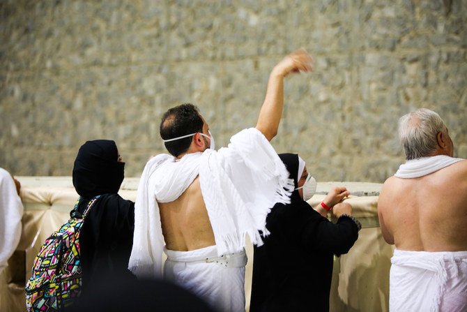 Ilustrasi jemaah haji melempar jumrah di Mina--