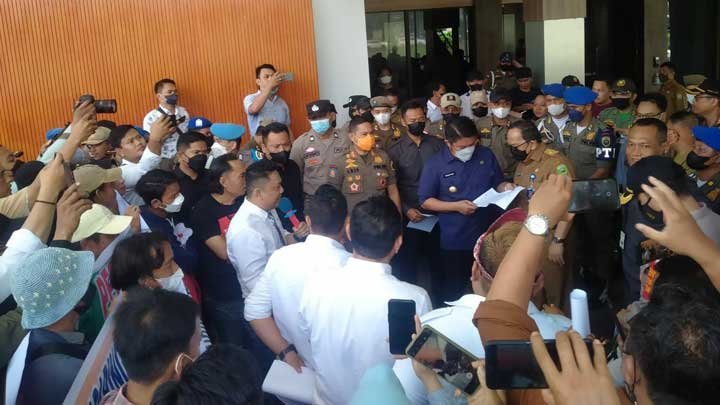 Gubernur HD menemui massa yang melakukan aksi, Senin (18/7). --