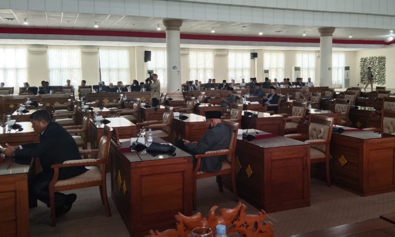 Suasana rapat paripurna DPRD Kabupaten Ogan Ilir dengan agenda pembahasan LKPJ Bupati Ogan Ilir tahun anggaran 2021, Rabu (13/7).