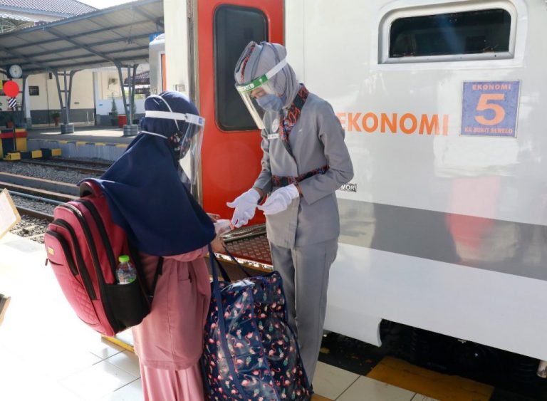 Pengecekan kelengkapan berkas sebelum menaiki KA. Foto: ist