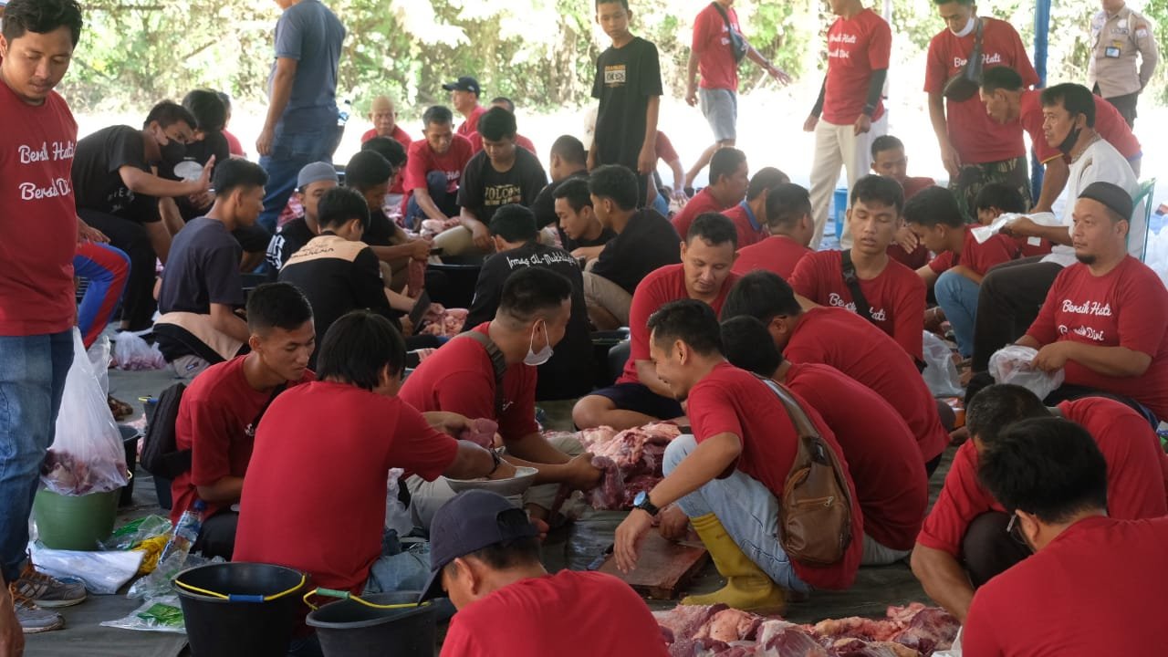 Pertamina Pendopo Gelar Sholat Ied dan Bagikan Paket Daging Kurban.