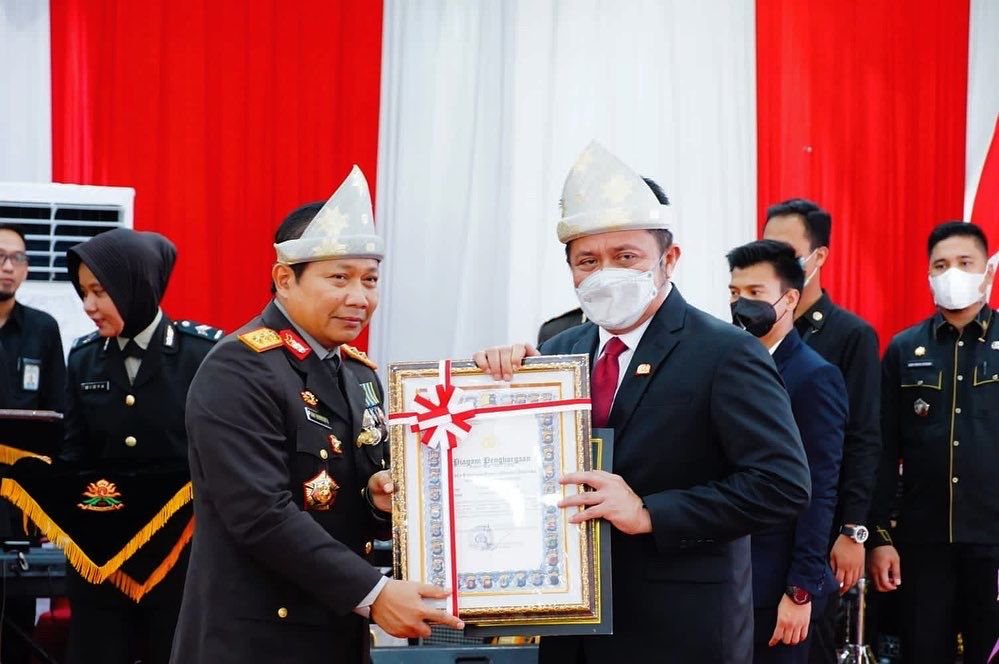Gubernur Sumatera Selatan (Sumsel) H Herman Deru  menerima anugerah berupa PIN Emas dari Kepala Kepolisian Negara Republik Indonesia (Kapolri) Jenderal Pol. Drs. Listyo Sigit Prabowo.