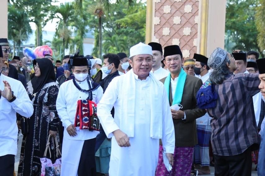 Herman Deru saat shalat Idul Adha 1443 H di Masjid Agung Sultan Mahmud Badaruddin Jayo Wikramo Palembang, Minggu (10/7).