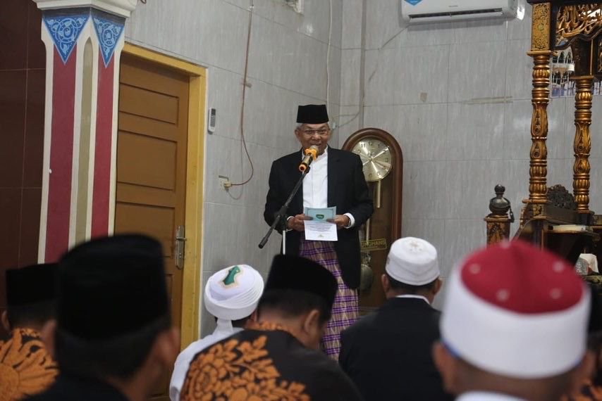 Wakil Gubernur Sumsel H. Mawardi Yahya melaksanakan Shalat Idul Adha 1443 Hijriah, Minggu (10/7) pagi di Masjid Baiturrahman kawasan Demang Lebar Daun.