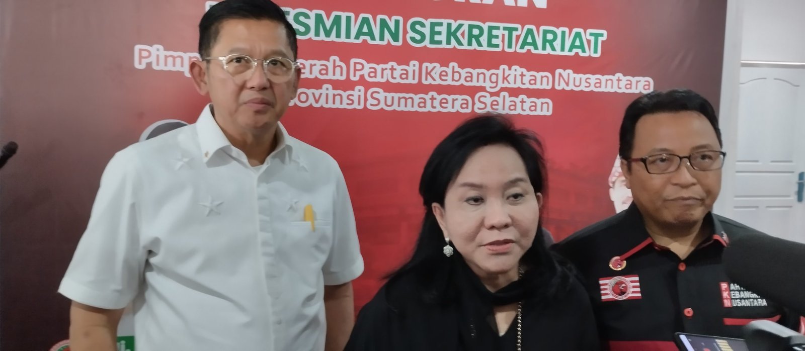 Ketua Pimpinan Daerah (Pimda) PKN Sumsel, Hj Lucianty (tengah) didampingi Sekretaris PIMDA PKN Sumsel, Syaiful Islam (kanan), Dewan Penasehat Pimda PKN Sumsel H.M Albahori (kiri)