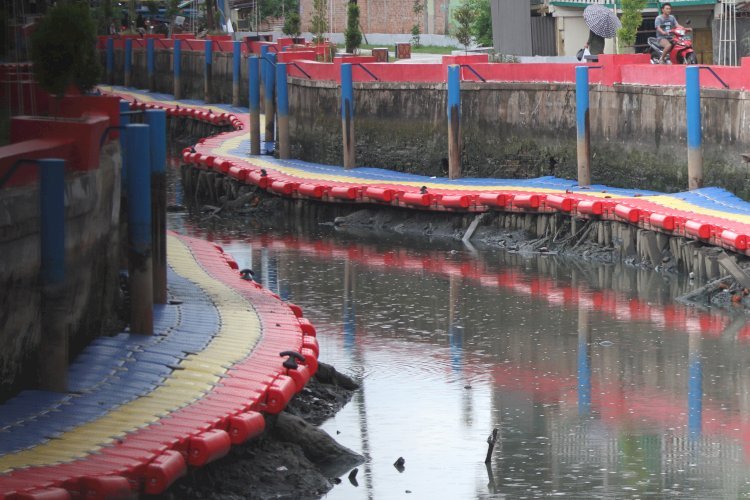 Kondisi tiang penyangga pelampung di Sungai Sekanan Lambidaro terlihat rusak.