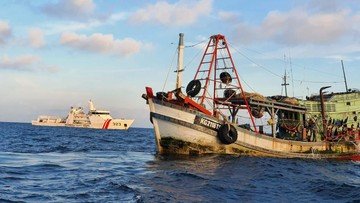 Foto: Patroli Badan Keamanan Laut Republik Indonesia (Bakamla RI) KN Pulau Dana-323, berhasil menangkap Kapal Ikan Asing (KIA) berbendera Vietnam yang sedang melakukan aktivitas penangkapan ikan secara illegal di perairan Natuna Utara perbatasan Indonesia-Malaysia bagian Barat, Kabupaten Natuna, Provinsi Kepulauan Riau, Jumat (24/12/2021). (Dok: Bakamla RI/Indonesia Coast Guard)