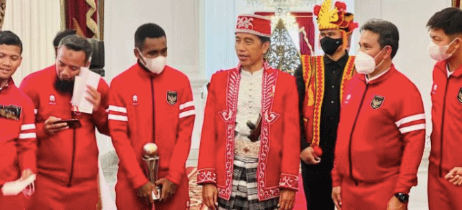 Presiden Joko Widodo (Jokowi) di Istana Merdeka, Jakarta, Rabu, menerima Tim Nasional (Timnas) U-16 yang baru saja menjuarai Piala AFF U-16 pada Jumat (12/8). (ANTARA/Biro Pers Sekretariat Presiden/Laily Rachev)--