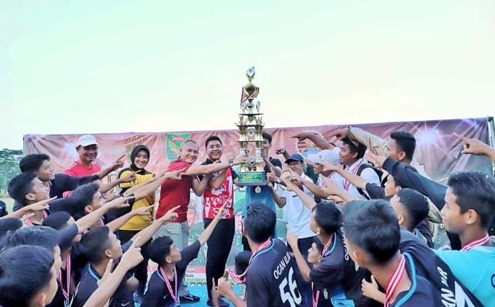 Bupati Ogan Ilir, Panca Wijaya Akbar, bersama Dandim 0402/OKI-OI, Letkol Inf Hendra Saputra, dan Mudir Ponpes Raudhatul Ulum Sakatiga, KH Tol'at Wafa Ahmad, saat mengangkat piala. Foto : Humas Pemkab Ogan Ilir--