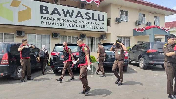 Jaksa penyidik Kejari Prabumulih menyambangi kantor Bawaslu Sumsel, Selasa 23 Agustus 2022.