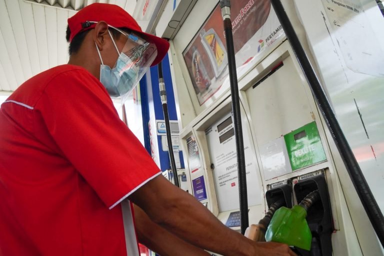 Petugas SPBU di salah satu SPBU Pertamina di Palembang. Foto: suci/ist