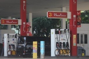 Foto: Pom bensin Shell Gatot Subroto, Jakarta, Jumat (1/7/2022).