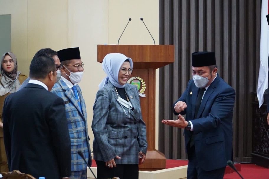 Ketua DPRD Sumsel RA Anita Noeringhati bersama Gubernur Sumsel, Herman Deru saat usai Rapat Paripurna