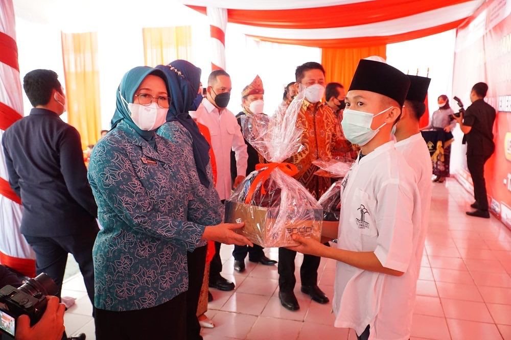 Herman Deru saat menyerahkan Surat Keputusan (SK) secara simbolis di  Lembaga Pembinaan Khusus Anak Kelas I Palembang, Rabu (17/8) siang.
