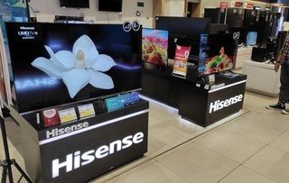 Foto: Calon pembeli melihat tv yang dijual disalah satu toko elektronik di Jakarta