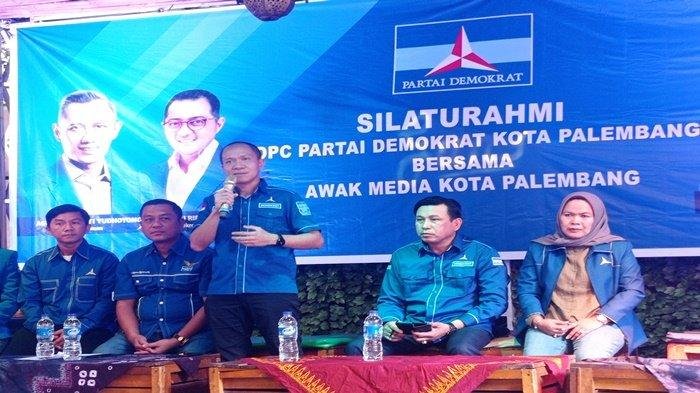 Ketua DPC Partai Demokrat Kota Palembang Yudha Pratomo Mahyudin BSc PhD saat memperkenalkan pengurus Demokrat Palembang. Pada kesempatan itu Yudha juga berbica soal pencalonan sebagai Walikota Palembang, Selasa (9/8/2022)