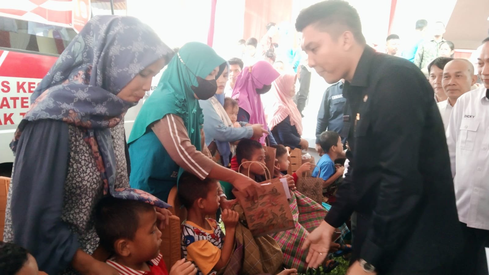 Bupati Ogan Ilir, Panca Wijaya Akbar, memberikan bingkisan kepada peserta sunatan massal di Halaman Gedung Serbaguna Caram Seguguk KPT Tanjung Senai, Kamis (18/8).