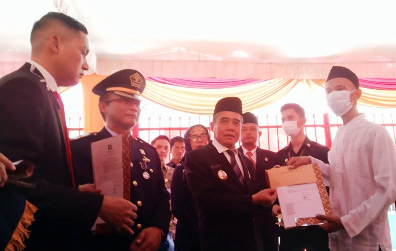 Wabup Ogan Ilir, Ardani, memberikan salinan surat remisi serta tali kasih kepada salah seorang narapidana Lapas Klas IIA Tanjung Raja, Rabu (17/8).