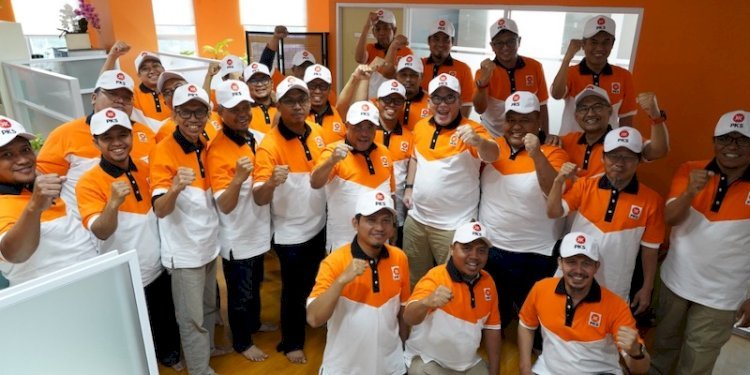 Sekjen DPP PKS, Habib Aboe Bakar Alhabsyi dan kader PKS yang persiapkan pendaftaran peserta Pemilu ke KPU