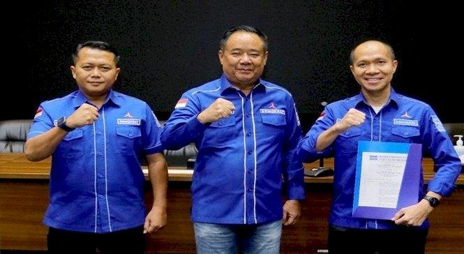 Yudha Pratomo Mahyuddin didampingi Ketua DPD Partai Demokrat Sumsel Cik Ujang saat menerima Surat Keputusan (SK) dari Dewan Pimpinan Pusat (DPP) Partai Demokrat.
