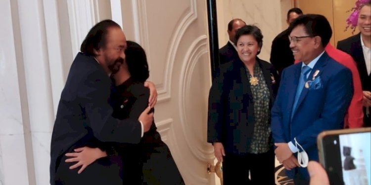 Ketua Umum Partai Nasdem, Surya Paloh memeluk Ketua DPP PDIP, Puan Maharani saat tiba di Nasdem Tower, Jakarta