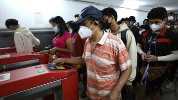 Foto: Sejumlah penumpang kereta KRL melakukan scan PeduliLindungi di Stasiun Pasar Senen, Jakarta