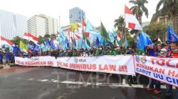 Ratusan massa buruh Konfederasi Serikat Pekerja Indonesia (KSPI) melakukan aksi demo di kawasan Patung Kuda Monas