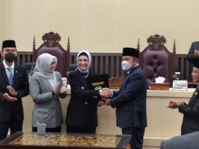 Ketua DPRD Prov. Sumsel; Hj. RA, Anita Noeringhati, SH, MH, didampingi oleh Para Wakil Ketua DPRD Prov. Sumsel; Kartika Sandra Desi, SH serta H. Muchendi M, SE, dihadiri oleh Gubernur Sumsel; Ir. H. Herman Deru pada Rapat Paripurna LIV di Ruang Rapat Paripurna DPRD Sumsel, Rabu (31/8/2022).
