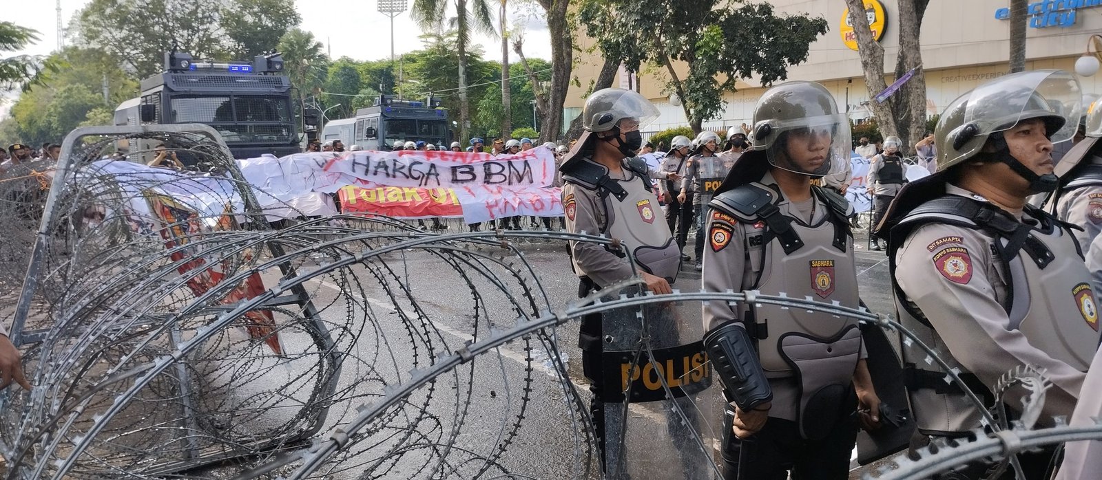 Mahasiswa Palembang menggelar aksi di Simpang Lima DPRD Sumsel, Kamis 8 September 2022