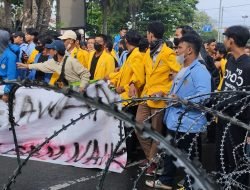 Mahasiswa Minta Kawat Berduri Dibuka