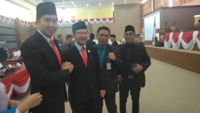 Ahmad Usmarwi Kaffah dan Yudistira Syahputra usai pemilihan Balon Wabup Muara Enim, pada rapat paripurna ke XVI di ruang rapat DPRD Muara Enim, Selasa, 6 September 2022-