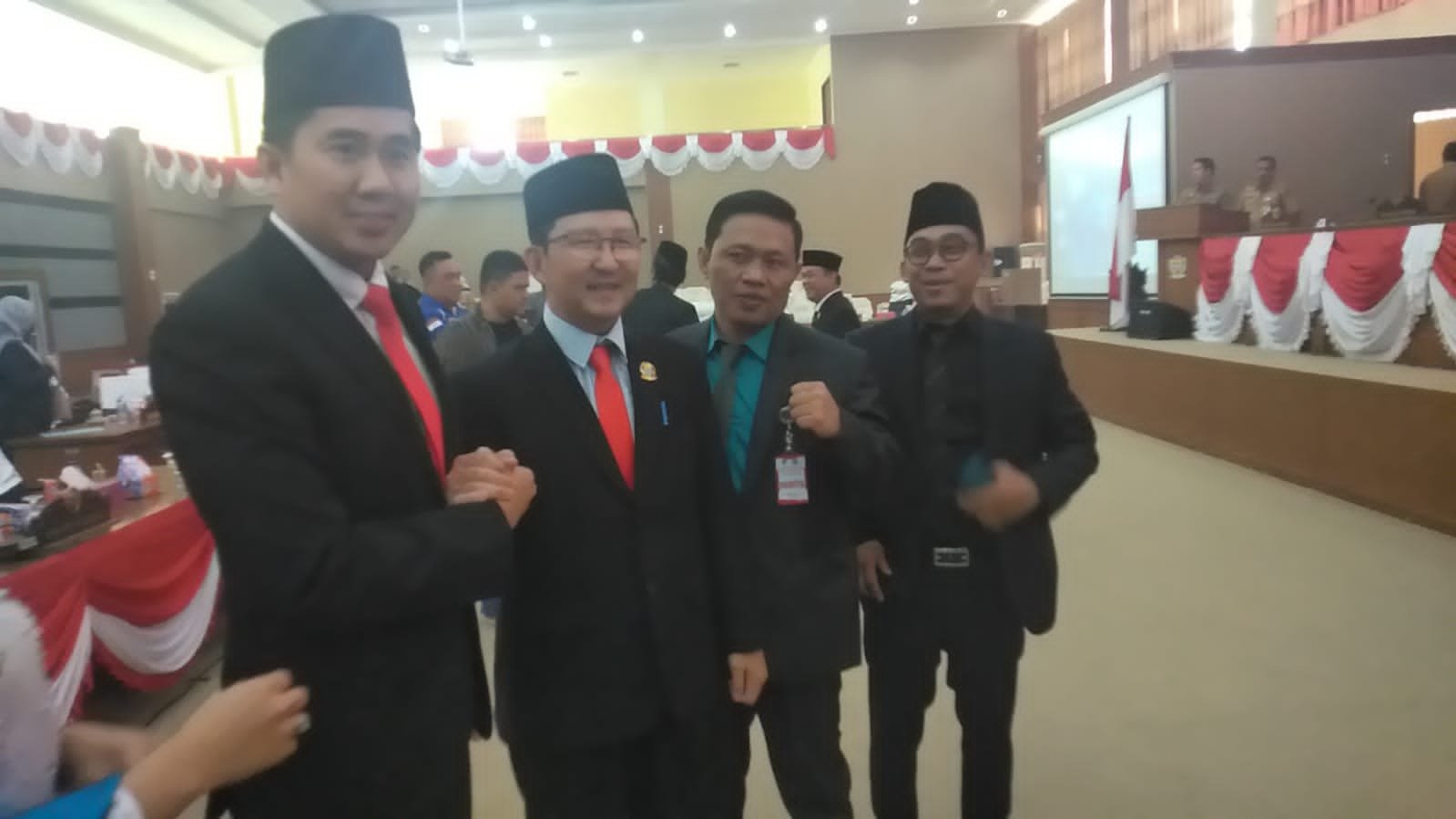 Ahmad Usmarwi Kaffah dan Yudistira Syahputra usai pemilihan Balon Wabup Muara Enim, pada rapat paripurna ke XVI di ruang rapat DPRD Muara Enim, Selasa, 6 September 2022-