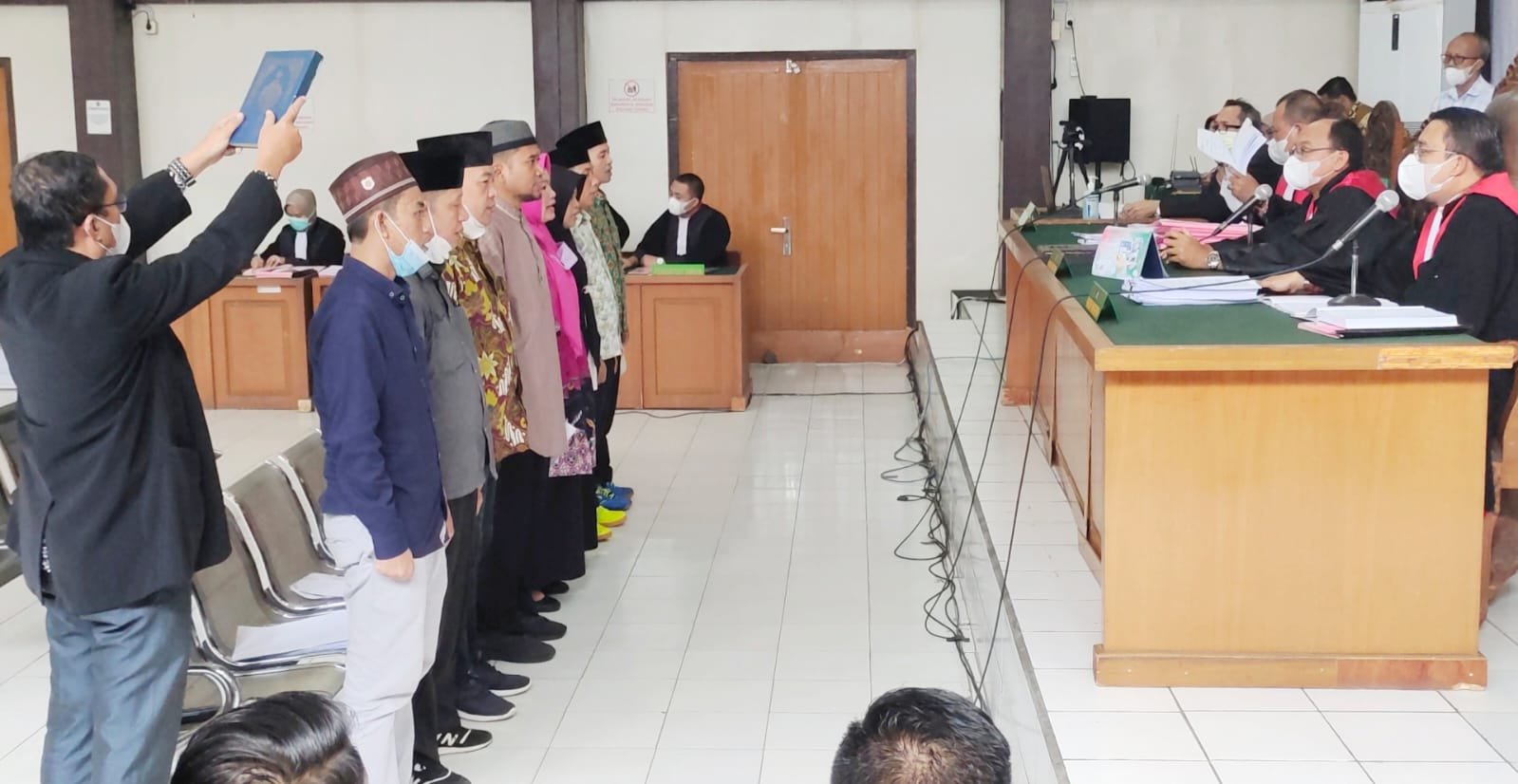 Delapan terdakwa korupsi hibah kegiatan Bawaslu Muratara, dihadirkan langsung diruang sidang Tipikor Palembang dalam agenda saling bersaksi, 15 September 2022