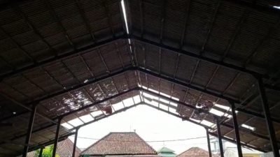 Atap Pasar Kertapati yang ambruk. Foto: istimewa--