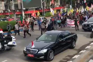 Mobil rombongan Wapres Ma'ruf Amin, saat melintasi masa yang berdemo di simpang empat RS RK Charitas, Palembang, Rabu, 7 September 2022.