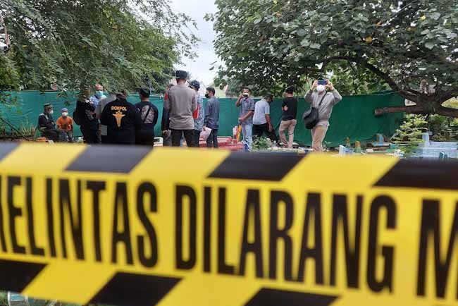 Proses ekshumasi atau pembongkaran makam korban AM putra Soimah di TPU Sei Selayur Kalidoni Palembang.
