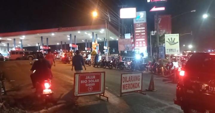 Antrean panjang di SPBU Demang Lebar Daun Palembang menyusul adanya rencana kenaikan BBM Subsidi jenis pertalite, solar dan pertamax per 1 september