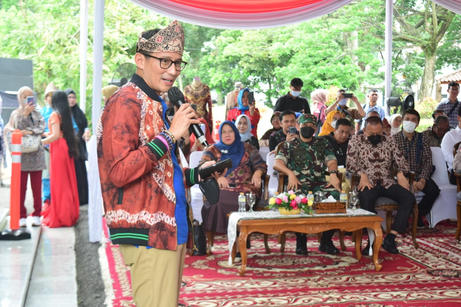 Menteri Pariwisata dan Ekonomi Kreatif, Sandiaga Salahuddin Uno saat membagikan trik sukses kepada ratusan UMKM di Palembang, Rabu (14/9/2022)