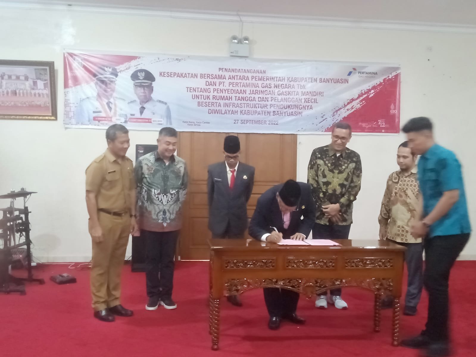 Bupati Banyuasin H Askolani yang diwakili Wabup H Slamet dengan Faris Aziz Direktur Sales dan Operasi PT PGN di guest house rumah dinas Bupati Banyuasin, Selasa (27/9/2022).