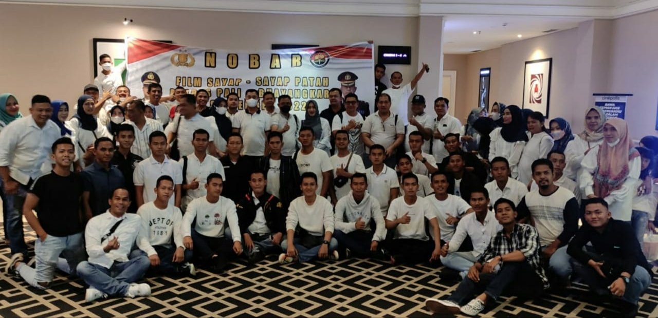 Kapolres Pali AKBP. Efrannedy melepas rombongan anggota Polres Pali dan sejumlah awak media ke Prabumulih untuk nonton bareng(Nobar) film Sayap-sayap Patah.