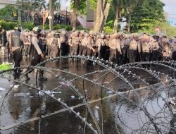 Demo Tolak BBM Naik Ricuh, Petugas Dilempari Massa