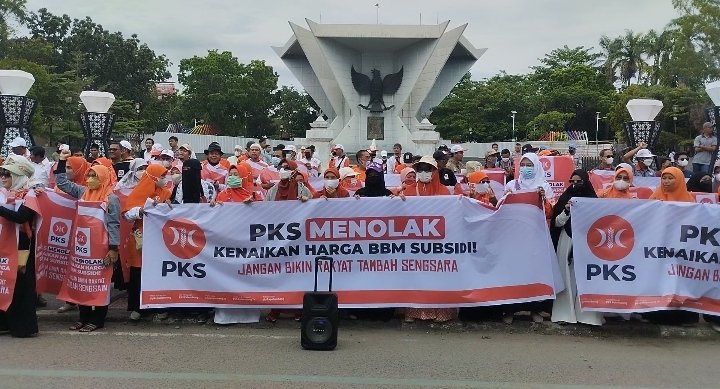 Ratusan massa yang tergabung dari DPD Partai Keadilan Sejahtera (PKS) Kota Palembang gelar aksi demo tolak kenaikan BBM subsidi