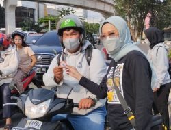 Sampaikan Aspirasi Petani, Aktivis Ini Bagi-bagi Pin Dijalan
