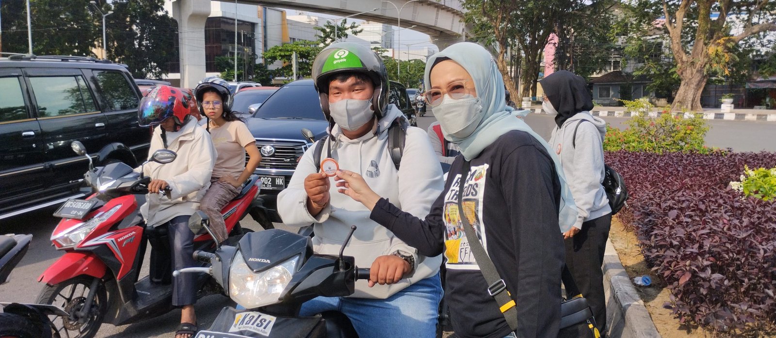 Sekelompok aktivis tani turun kejalan bagi-bagi pin.