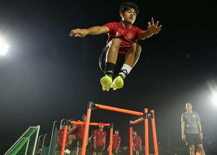 Pemain timnas menggelar latihan malam jelang piala AFC-20 di Stadion Gelora Bung Tomo (GBT) Benowo, Surabaya pada 14 hingga 18 September mendatang. foto: instagram.com/@pssi--